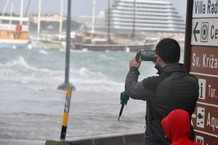 Olujno jugo s orkanskim udarima - zasad manje štete i 'užarene' linije vatrogasnih postrojba