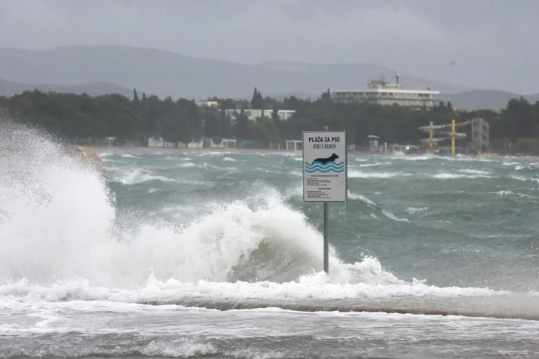 Olujno jugo s orkanskim udarima - zasad manje &scaron;tete i 'užarene' linije vatrogasnih postrojba