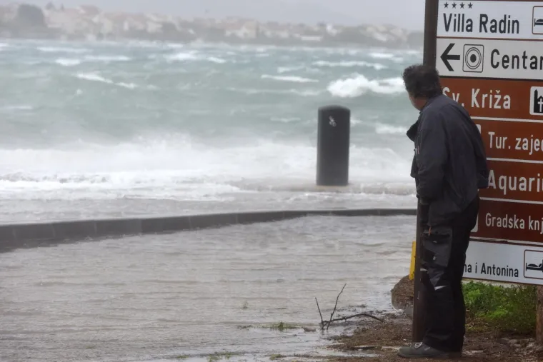 Olujno jugo s orkanskim udarima - zasad manje &scaron;tete i 'užarene' linije vatrogasnih postrojba