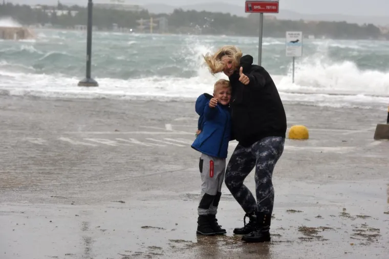 Olujno jugo s orkanskim udarima - zasad manje &scaron;tete i 'užarene' linije vatrogasnih postrojba