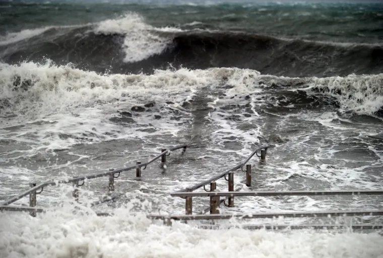 Olujno jugo s orkanskim udarima - zasad manje &scaron;tete i 'užarene' linije vatrogasnih postrojba