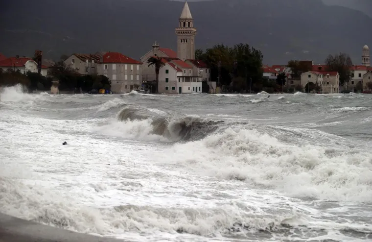 Olujno jugo s orkanskim udarima - zasad manje &scaron;tete i 'užarene' linije vatrogasnih postrojba