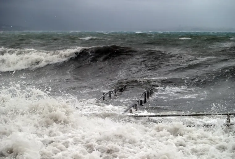 Olujno jugo s orkanskim udarima - zasad manje &scaron;tete i 'užarene' linije vatrogasnih postrojba