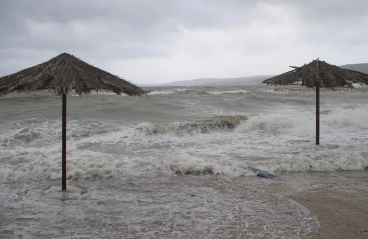 Olujno jugo s orkanskim udarima - zasad manje &scaron;tete i 'užarene' linije vatrogasnih postrojba