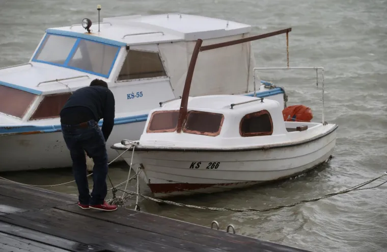 Olujno jugo s orkanskim udarima - zasad manje &scaron;tete i 'užarene' linije vatrogasnih postrojba