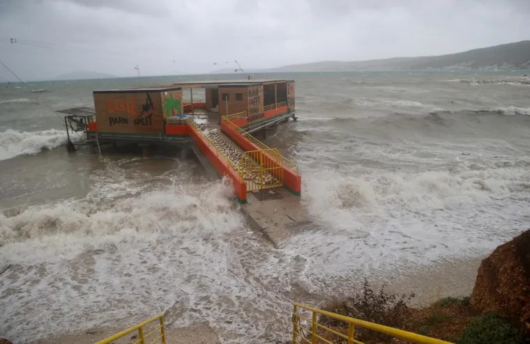 Olujno jugo s orkanskim udarima - zasad manje &scaron;tete i 'užarene' linije vatrogasnih postrojba