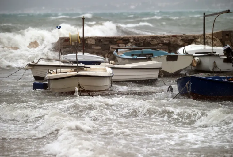 Olujno jugo s orkanskim udarima - zasad manje &scaron;tete i 'užarene' linije vatrogasnih postrojba