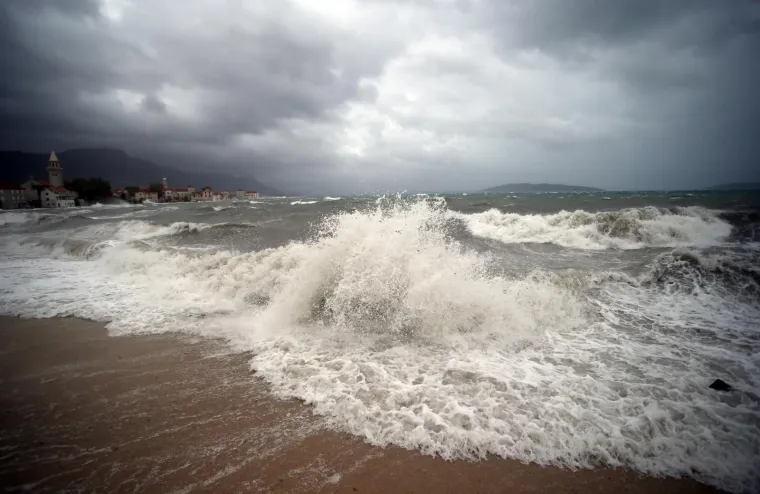 Olujno jugo s orkanskim udarima - zasad manje &scaron;tete i 'užarene' linije vatrogasnih postrojba