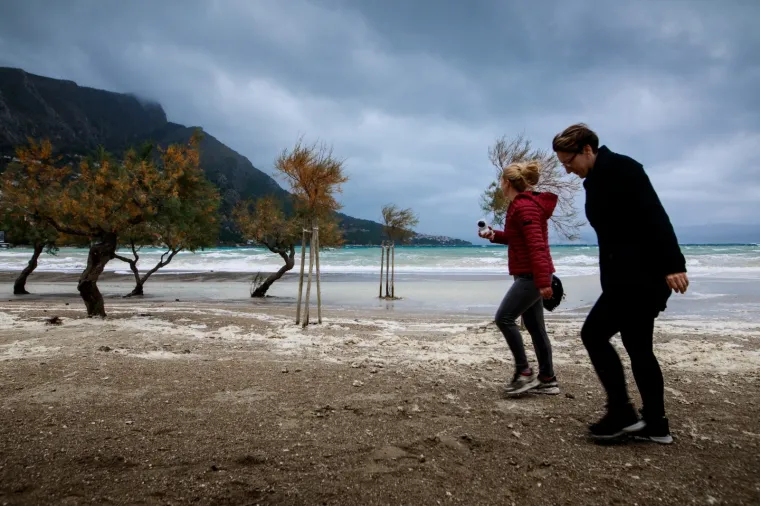 Olujno jugo s orkanskim udarima - zasad manje &scaron;tete i 'užarene' linije vatrogasnih postrojba