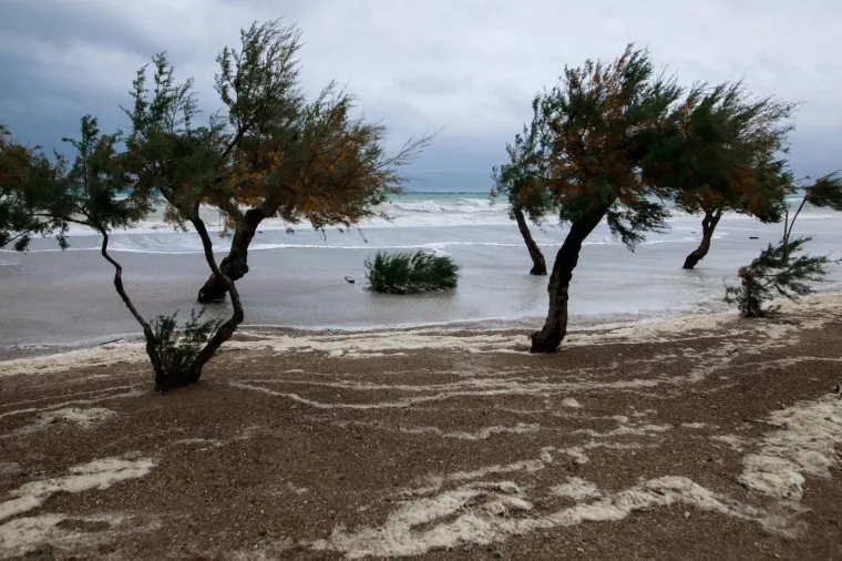 Olujno jugo s orkanskim udarima - zasad manje &scaron;tete i 'užarene' linije vatrogasnih postrojba