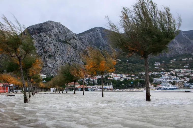 Olujno jugo s orkanskim udarima - zasad manje &scaron;tete i 'užarene' linije vatrogasnih postrojba