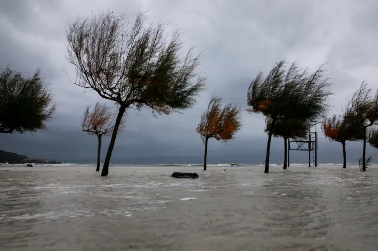 Olujno jugo s orkanskim udarima - zasad manje &scaron;tete i 'užarene' linije vatrogasnih postrojba