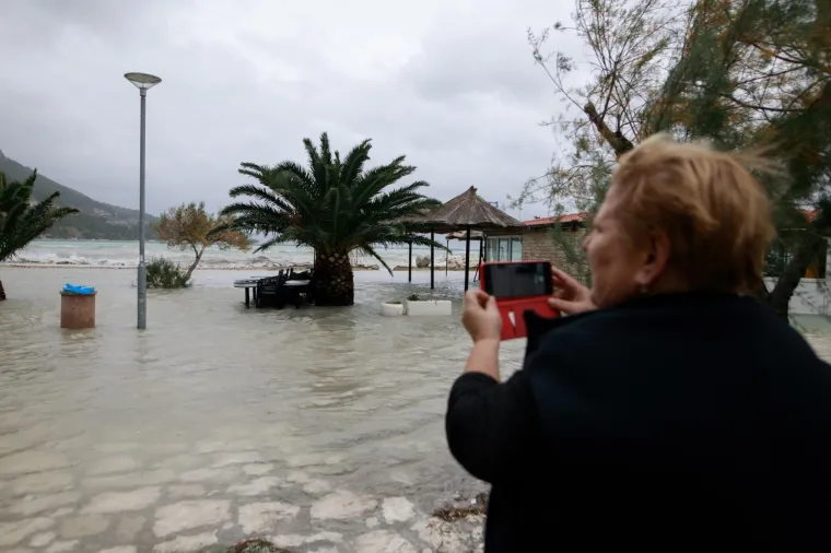 Olujno jugo s orkanskim udarima - zasad manje &scaron;tete i 'užarene' linije vatrogasnih postrojba