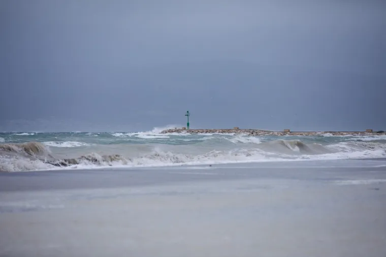 Olujno jugo s orkanskim udarima - zasad manje &scaron;tete i 'užarene' linije vatrogasnih postrojba