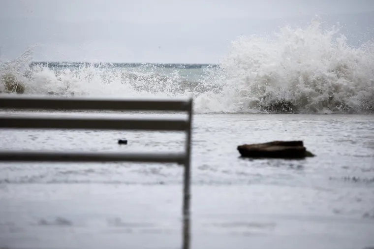 Olujno jugo s orkanskim udarima - zasad manje &scaron;tete i 'užarene' linije vatrogasnih postrojba