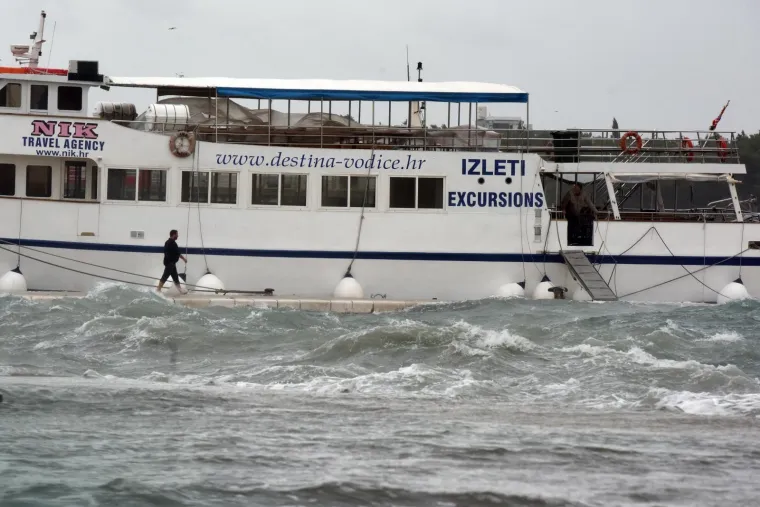 Olujno jugo s orkanskim udarima - zasad manje &scaron;tete i 'užarene' linije vatrogasnih postrojba