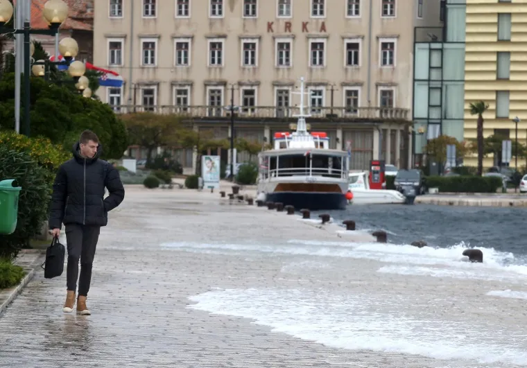 Olujno jugo s orkanskim udarima - zasad manje &scaron;tete i 'užarene' linije vatrogasnih postrojba