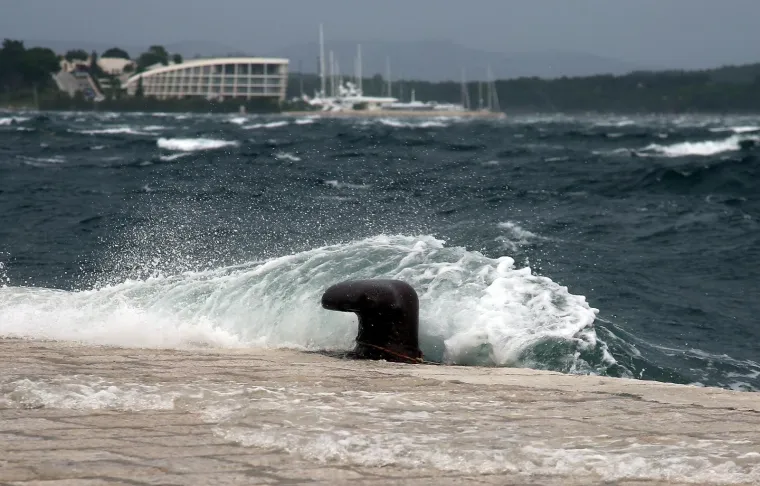 Olujno jugo s orkanskim udarima - zasad manje &scaron;tete i 'užarene' linije vatrogasnih postrojba
