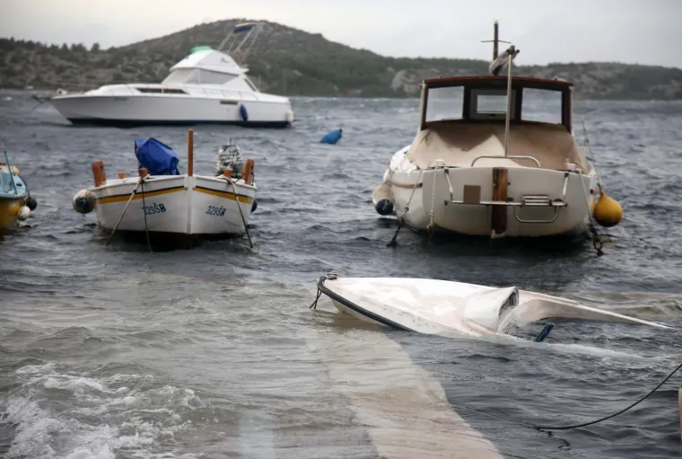 Olujno jugo s orkanskim udarima - zasad manje &scaron;tete i 'užarene' linije vatrogasnih postrojba
