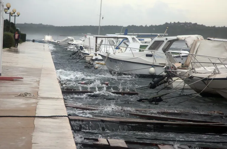 Olujno jugo s orkanskim udarima - zasad manje &scaron;tete i 'užarene' linije vatrogasnih postrojba