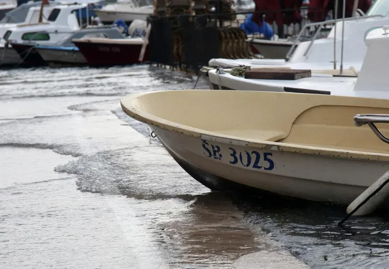 Olujno jugo s orkanskim udarima - zasad manje &scaron;tete i 'užarene' linije vatrogasnih postrojba