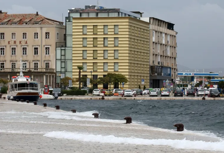 Olujno jugo s orkanskim udarima - zasad manje &scaron;tete i 'užarene' linije vatrogasnih postrojba