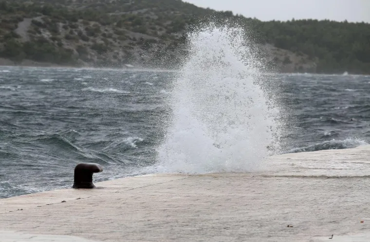 Olujno jugo s orkanskim udarima - zasad manje &scaron;tete i 'užarene' linije vatrogasnih postrojba