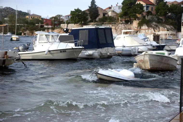 Olujno jugo s orkanskim udarima - zasad manje &scaron;tete i 'užarene' linije vatrogasnih postrojba