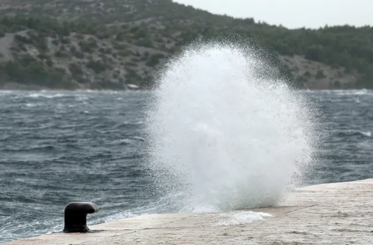 Olujno jugo s orkanskim udarima - zasad manje &scaron;tete i 'užarene' linije vatrogasnih postrojba