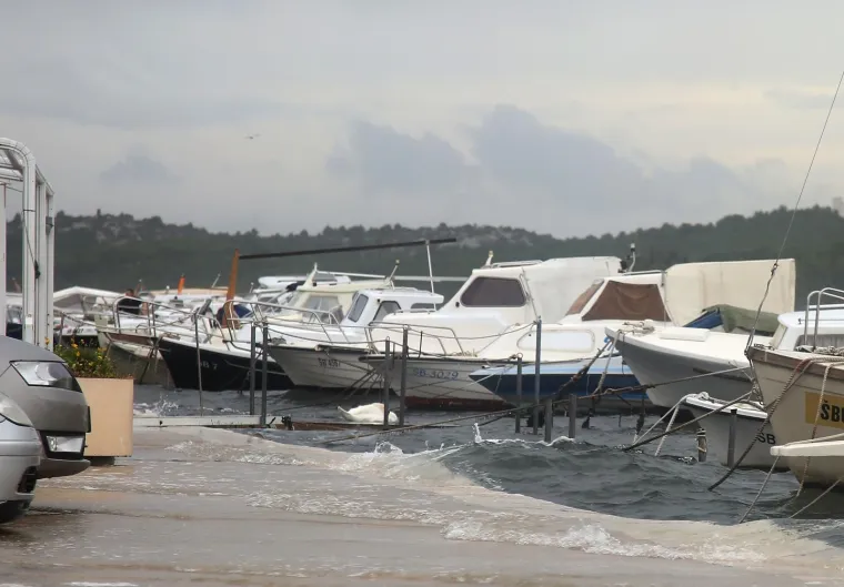 Olujno jugo s orkanskim udarima - zasad manje &scaron;tete i 'užarene' linije vatrogasnih postrojba