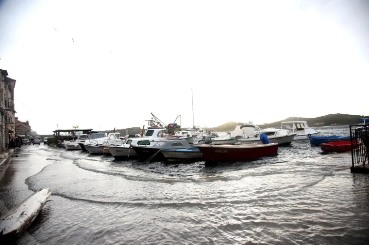 Olujno jugo s orkanskim udarima - zasad manje &scaron;tete i 'užarene' linije vatrogasnih postrojba