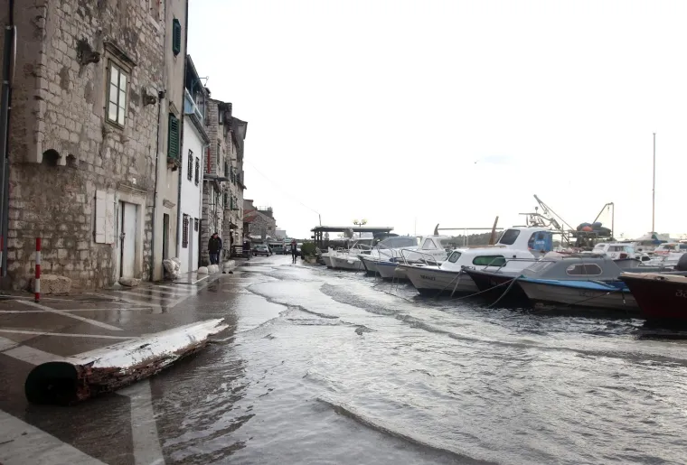 Olujno jugo s orkanskim udarima - zasad manje &scaron;tete i 'užarene' linije vatrogasnih postrojba