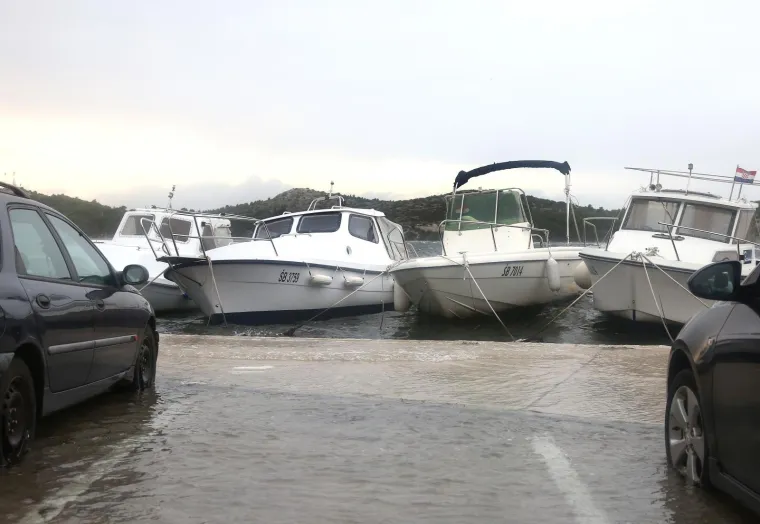 Olujno jugo s orkanskim udarima - zasad manje &scaron;tete i 'užarene' linije vatrogasnih postrojba