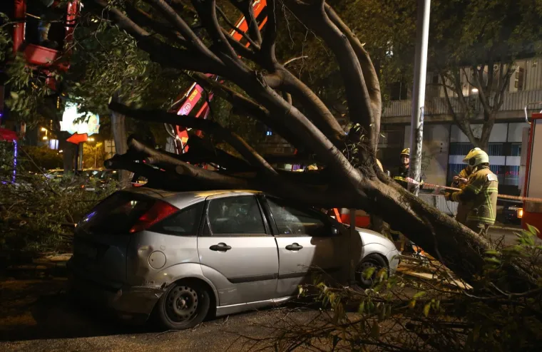 Olujno jugo s orkanskim udarima - zasad manje &scaron;tete i 'užarene' linije vatrogasnih postrojba