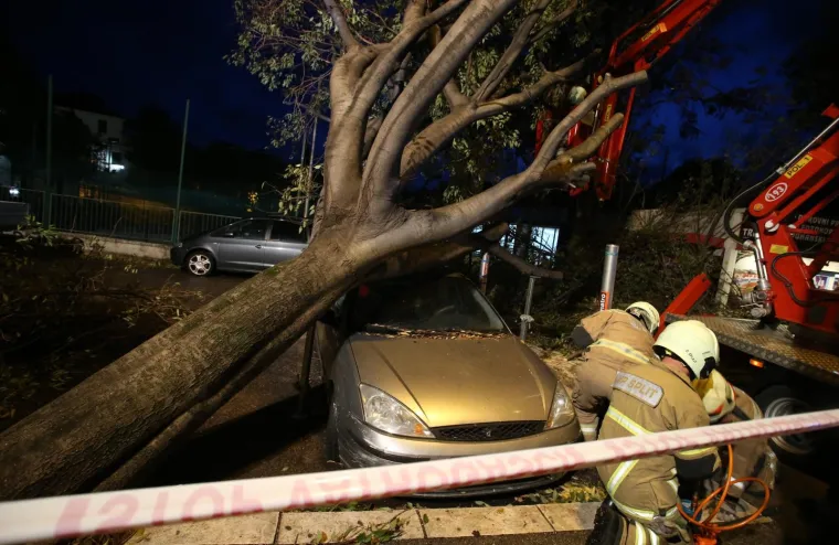 Olujno jugo s orkanskim udarima - zasad manje &scaron;tete i 'užarene' linije vatrogasnih postrojba