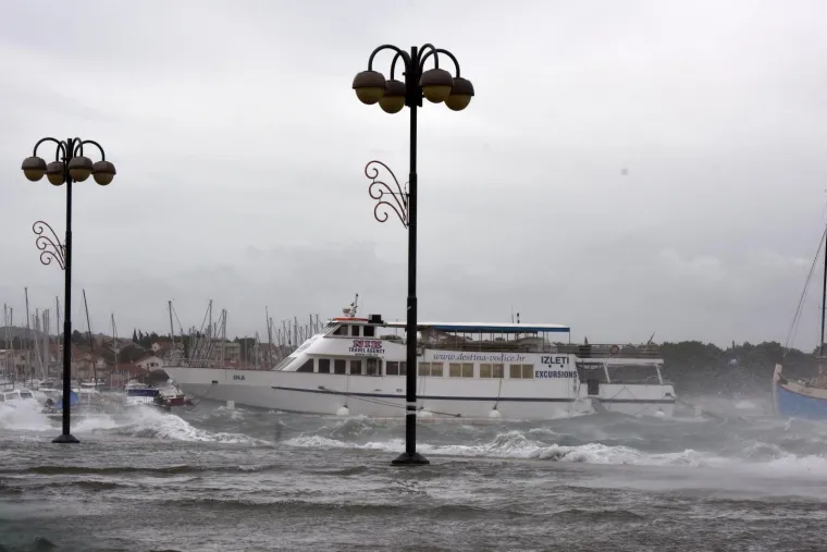 Olujno jugo s orkanskim udarima - zasad manje &scaron;tete i 'užarene' linije vatrogasnih postrojba