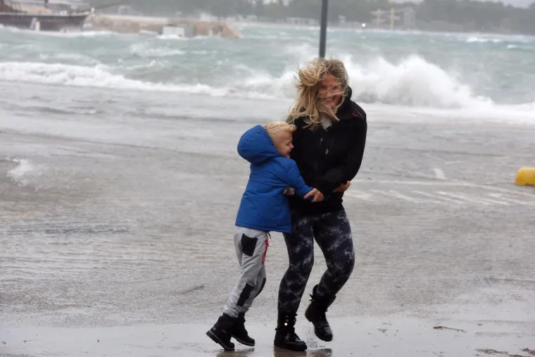 Olujno jugo s orkanskim udarima - zasad manje &scaron;tete i 'užarene' linije vatrogasnih postrojba