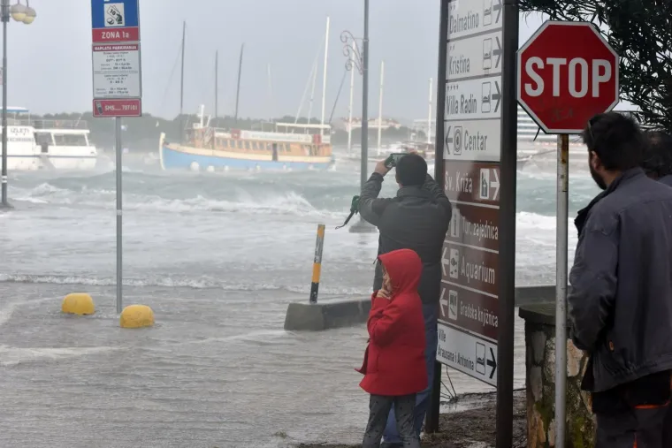 Olujno jugo s orkanskim udarima - zasad manje &scaron;tete i 'užarene' linije vatrogasnih postrojba