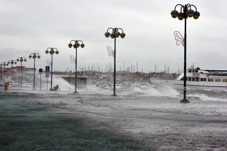 Olujno jugo s orkanskim udarima - zasad manje &scaron;tete i 'užarene' linije vatrogasnih postrojba