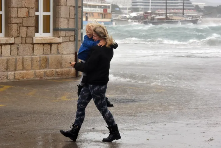 Olujno jugo s orkanskim udarima - zasad manje &scaron;tete i 'užarene' linije vatrogasnih postrojba