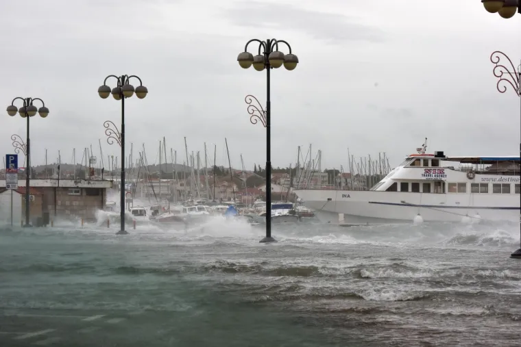 Olujno jugo s orkanskim udarima - zasad manje &scaron;tete i 'užarene' linije vatrogasnih postrojba