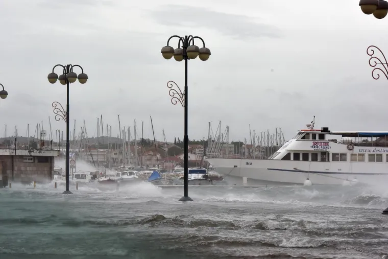 Olujno jugo s orkanskim udarima - zasad manje &scaron;tete i 'užarene' linije vatrogasnih postrojba