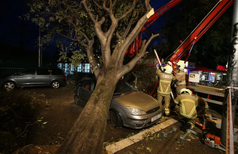 Olujno jugo s orkanskim udarima - zasad manje &scaron;tete i 'užarene' linije vatrogasnih postrojba