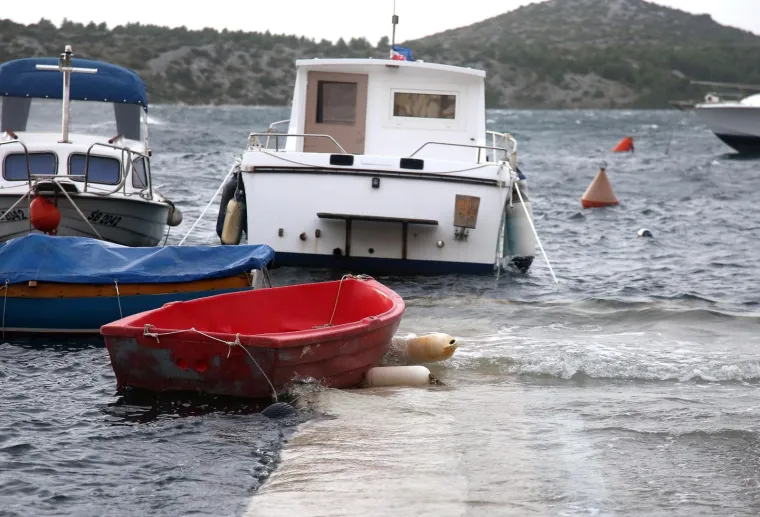 Olujno jugo s orkanskim udarima - zasad manje &scaron;tete i 'užarene' linije vatrogasnih postrojba