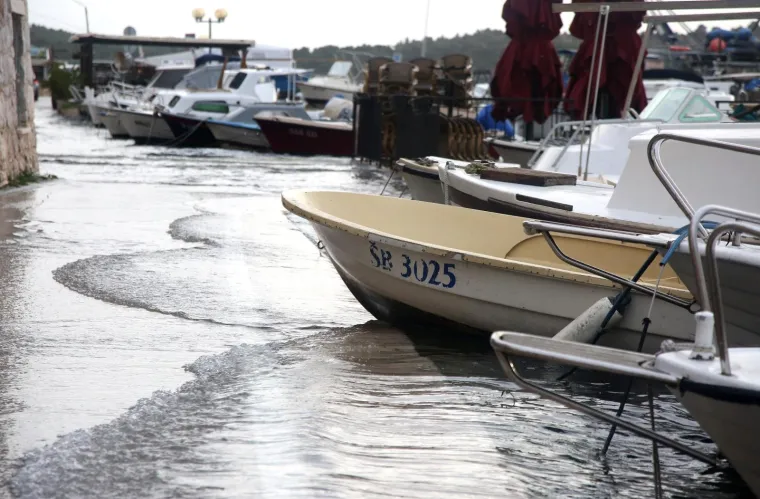 Olujno jugo s orkanskim udarima - zasad manje &scaron;tete i 'užarene' linije vatrogasnih postrojba