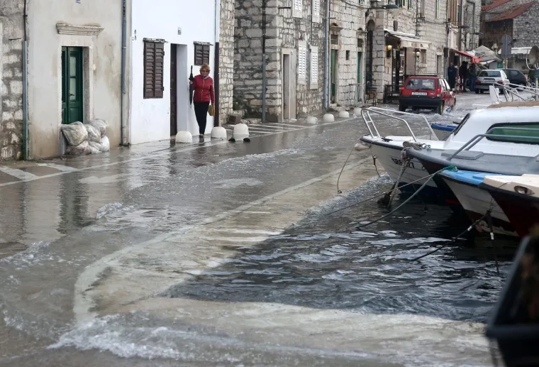 Olujno jugo s orkanskim udarima - zasad manje &scaron;tete i 'užarene' linije vatrogasnih postrojba