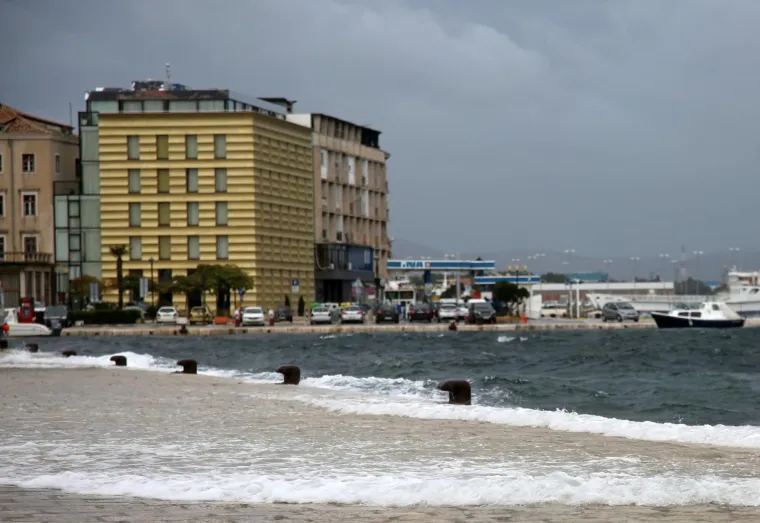 Olujno jugo s orkanskim udarima - zasad manje &scaron;tete i 'užarene' linije vatrogasnih postrojba