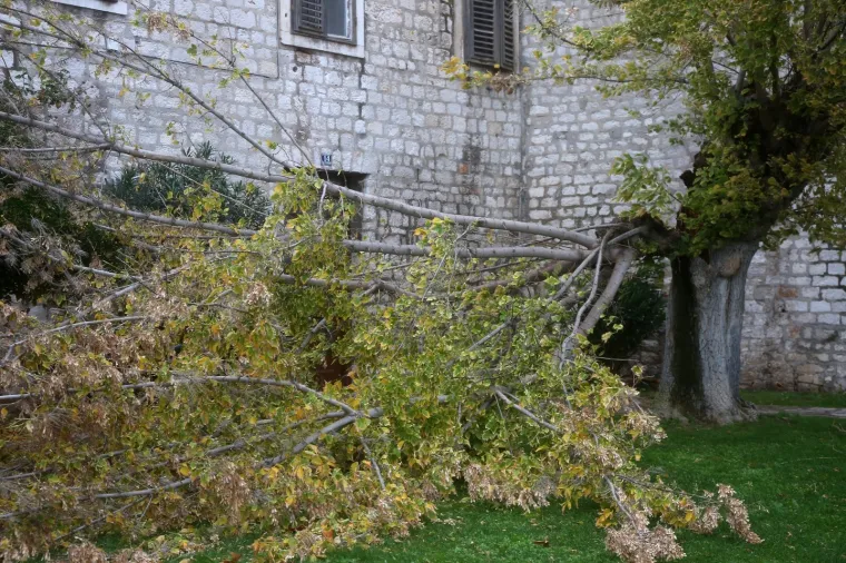Olujno jugo s orkanskim udarima - zasad manje &scaron;tete i 'užarene' linije vatrogasnih postrojba