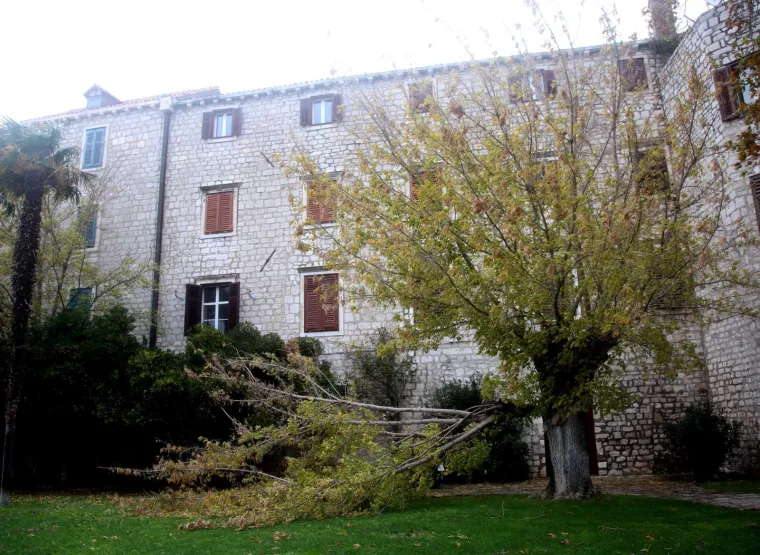 Olujno jugo s orkanskim udarima - zasad manje &scaron;tete i 'užarene' linije vatrogasnih postrojba