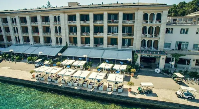 "Zadnjih petnaest godina putujem gotovo svakog tjedna, što privatno što poslovno. Obišao sam velik dio svijeta. I zaključujem da je hotel Neptun daleko najgori hotel u kojem sam ikad bio. Ako želite vidjeti kako je bilo živjeti u komunizmu i socijalizmu, ovo je mjesto koje će vam to najbolje ilustrirati. Usluga je katastrofalna. Hotel je star i oronuo, hrana je užasna. Jedina dobra stvar je lokacija, ali ovaj hotel i njegov menadžment s time nemaju ništa", stoji u jednoj od recenzija gosta.